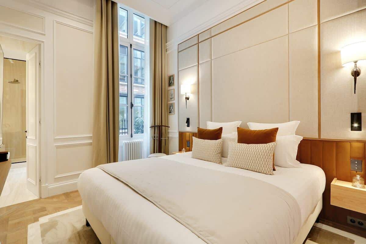 2 habitaciones, tabla de planchar con plancha, cuna de viaje y wifi 