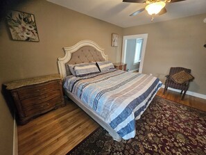 Enkeltrom | Skrivebord, skrivebord for bærbar PC og wi-fi (inkludert)