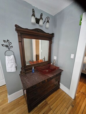 Toalettartikler (inkludert), håndklær, såpe og sjampo