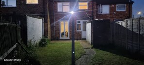 House | Exterior - 3 Bed House Sleeps 5 - Parking, Garden, Pets (Slough)