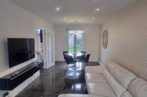 3 Bed House Sleeps 5 - Parking, Garden, Pets