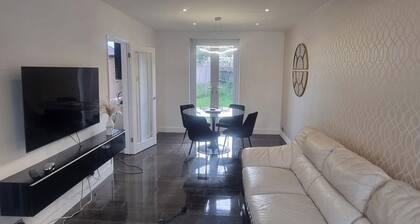 3 Bed House Sleeps 5 - Parking, Garden, Pets