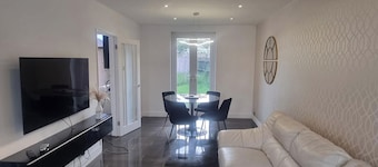 3 Bed House Sleeps 5 - Parking, Garden, Pets