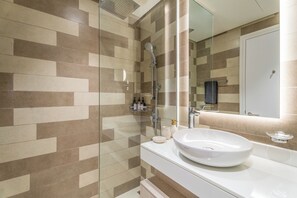 Studio có thiết kế đặc sắc | Phòng tắm | Buồng tắm vòi sen, máy sấy tóc, khăn tắm, giấy vệ sinh 