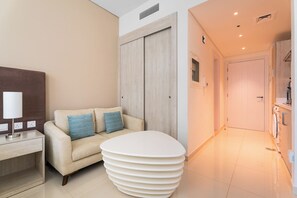 Studio – design | Oppholdsområde | En 55-tommers smart-TV med kabel-kanaler