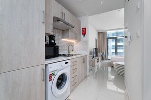 Fridge, microwave, stovetop, coffee/tea maker - Nasma Holiday Homes - Seven Hotel and Apartment (Dubai)