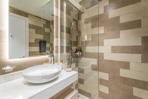 Comfort-Studio | Badezimmer | Dusche, Haartrockner, Handtücher, Toilettenpapier