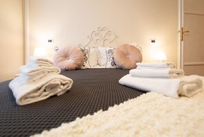 2 bedrooms, iron/ironing board, travel crib, free WiFi - Casa Claudette in center town with terrace (Lucca)