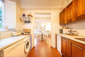 Fridge, microwave, oven, stovetop - Casa Claudette in center town with terrace (Lucca)
