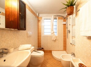 Dusche, Haartrockner, Bidet, Handtücher