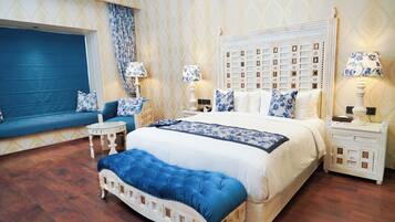 Classic French Room | Minibar, in-room safe, desk, blackout curtains