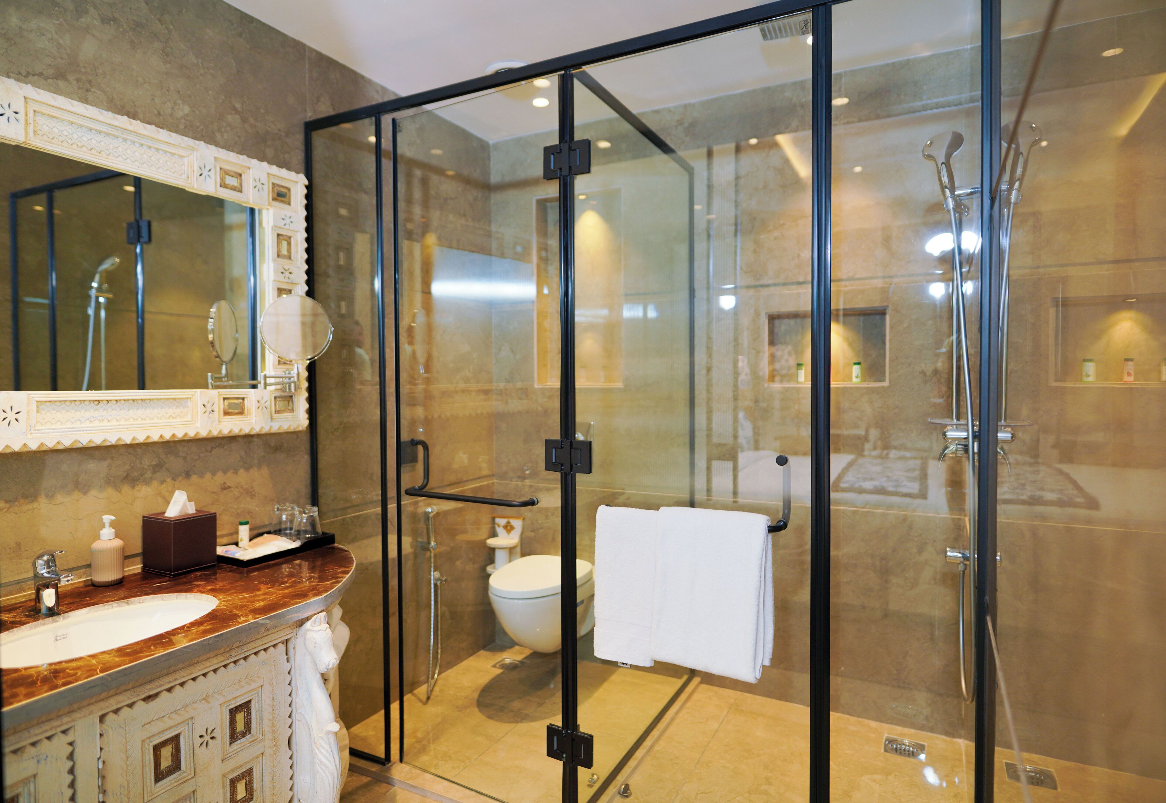 Renaissance Studio | Bathroom
