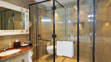 Renaissance Studio | Bathroom | Shower, rainfall showerhead, free toiletries, hair dryer