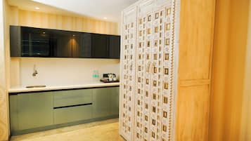 Renaissance Studio | Minibar, in-room safe, desk, blackout curtains