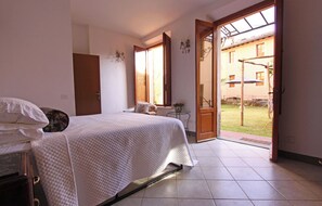 2 bedrooms, iron/ironing board, WiFi, bed sheets - Historic Palazzo Apartment with a large private garden in the old town of Barga. (Barga)