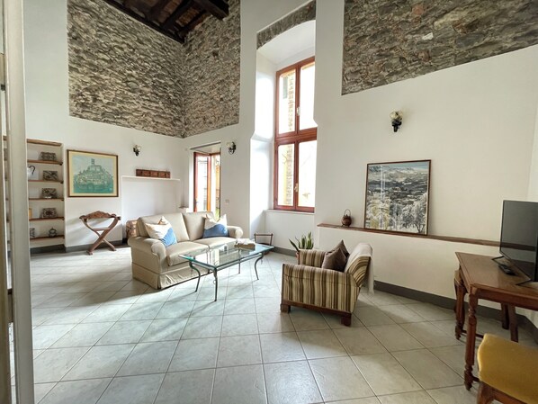 Smart TV - Historic Palazzo Apartment with a large private garden in the old town of Barga. (Barga)
