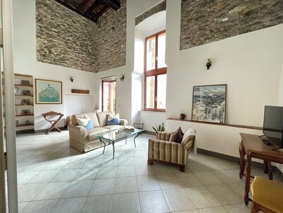 Historic Palazzo Apartment with a large private garden in the old town of Barga.