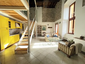 Smart TV - Historic Palazzo Apartment with a large private garden in the old town of Barga. (Barga)