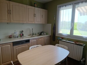 Fridge, microwave, oven, stovetop - Pleine Nature, Maison de Campagne à 10 min zoo Beauval Mareuil/cher (Mareuil-sur-Cher)