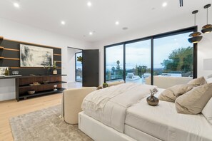 6 bedrooms, iron/ironing board, WiFi, bed sheets