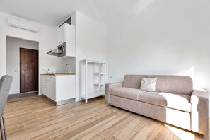 Appartement, 1 kingsize bed met slaapbank, niet-roken | Woonruimte | Flatscreentelevisie