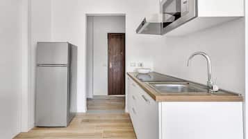Apartamento, 1 cama King e sofá-cama, para não fumantes | Cozinha privada | Geladeira, micro-ondas, cooktop, talheres/pratos/utensílios de cozinha
