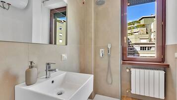 Apartment, 1 King Bed with Sofa bed, Non Smoking | Bathroom