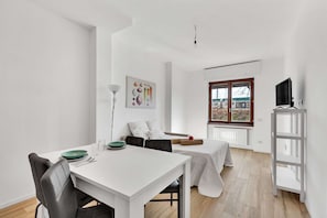 Apartamento, 1 cama de matrimonio grande, no fumadores | 1 dormitorio, tabla de planchar con plancha, wifi gratis