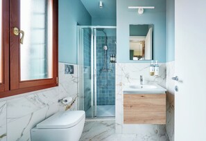Habitación básica | Baño | Ducha, artículos de higiene personal gratuitos y secador de pelo