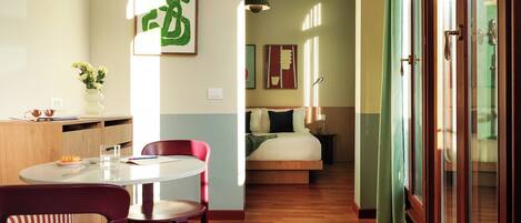 Grand-Zimmer, Balkon | Hochwertige Bettwaren, Betten mit Memory-Foam-Matratzen, Zimmersafe