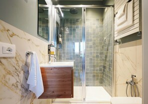 Douche, articles de toilette gratuits, sèche-cheveux
