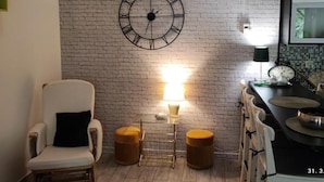 อพาร์ทเมนท์ (One Bedroom Apartment with Garden As) | ห้องนั่งเล่น