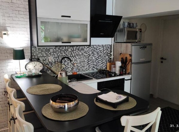 Apartment (One Bedroom Apartment with Garden As) | Esszimmer