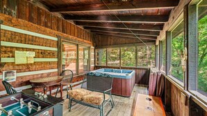 Eine Holterrasse mit Whirlpool, Kicker und Billardtisch.