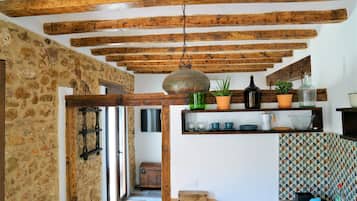 Frigorífico, horno, placa de cocina y lavavajillas