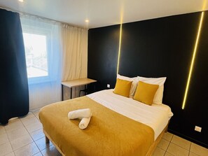 2 soverom, skrivebord, reiseseng for barn og wi-fi