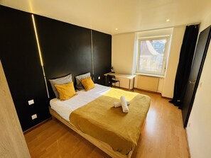 2 soverom, skrivebord, reiseseng for barn og wi-fi