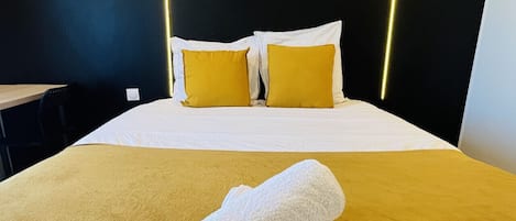 2 室のベッドルーム、デスク、旅行用ベビーベッド、WiFi
