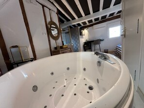 Chuveiro, toalhas de banho