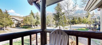 Pet-Friendly Spacious Family Home, Private Washer/Dryer & Great Lighting