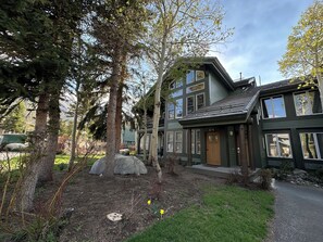 Exterior - Pet-Friendly Spacious Family Home, Private Washer/Dryer & Great Lighting (Mammoth Lakes)