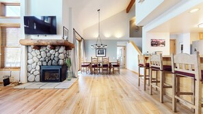 Dining - Pet-Friendly Spacious Family Home, Private Washer/Dryer & Great Lighting (Mammoth Lakes)