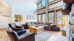 Smart TV, fireplace - Pet-Friendly Spacious Family Home, Private Washer/Dryer & Great Lighting (Mammoth Lakes)