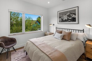 2 bedrooms, desk, free WiFi, bed sheets - The Cairns - Tri-level condo a few blocks from the heart of downtown Bozeman. (Bozeman)