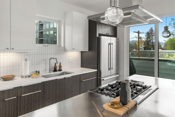 K�ühlschrank, Mikrowelle, Ofen, Herdplatte