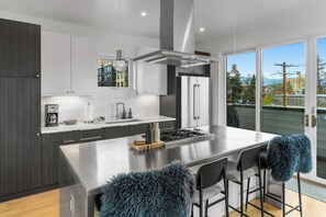 Fridge, microwave, oven, stovetop - The Cairns - Tri-level condo a few blocks from the heart of downtown Bozeman. (Bozeman)