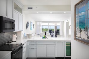 Kylskåp, mikrovågsugn, ugn och spishäll