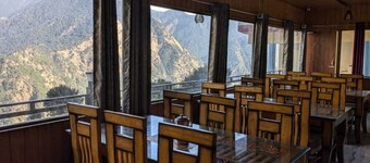 Prince Homestay & Restaurant แปลว่า โฮมสเตย์และร้านอาหารปริ๊นซ์