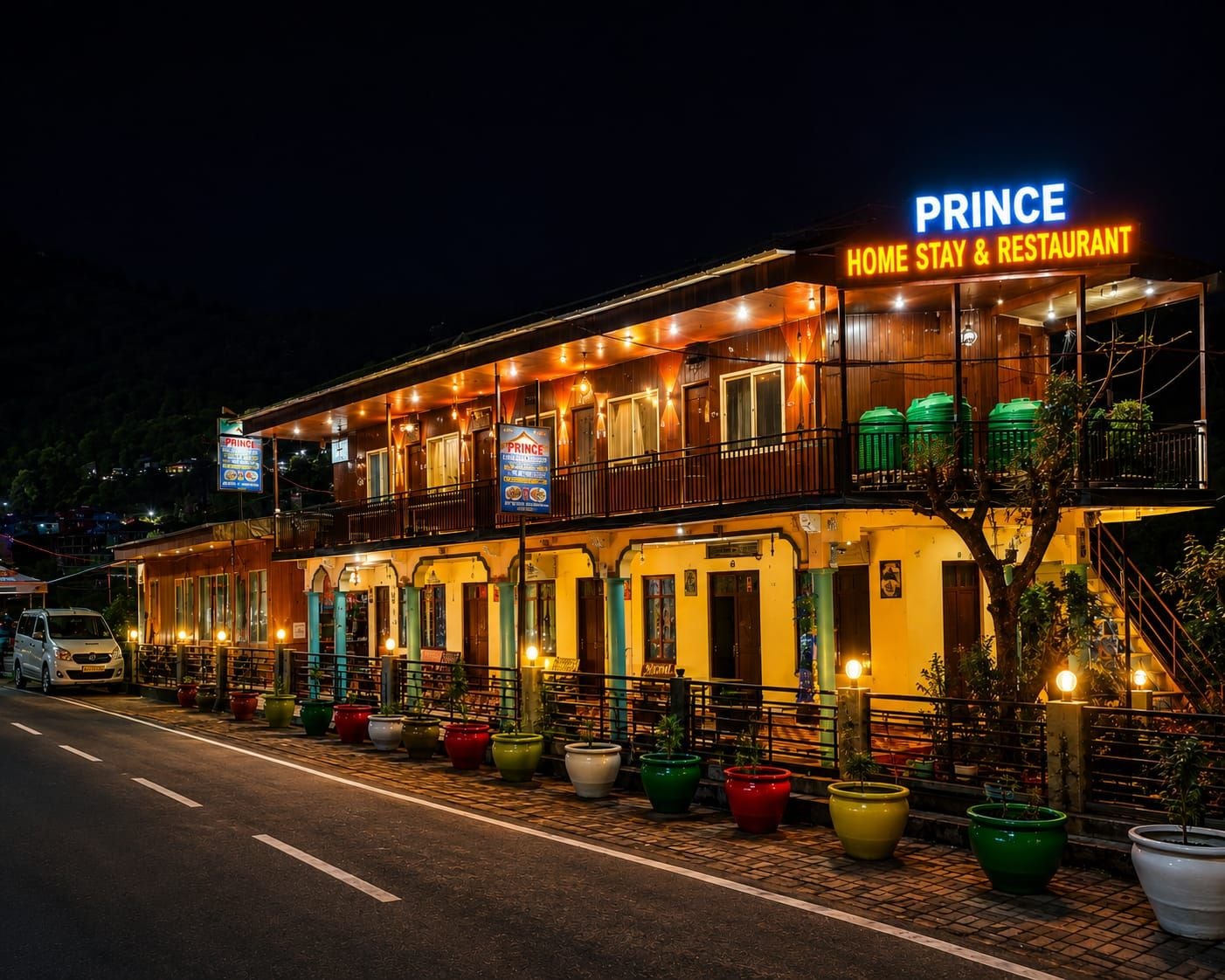Un edificio de dos pisos con un letrero que dice 'PRINCE HOME STAY & RESTAURANT'.