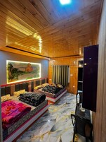 Family Room | Soundproofing, free WiFi